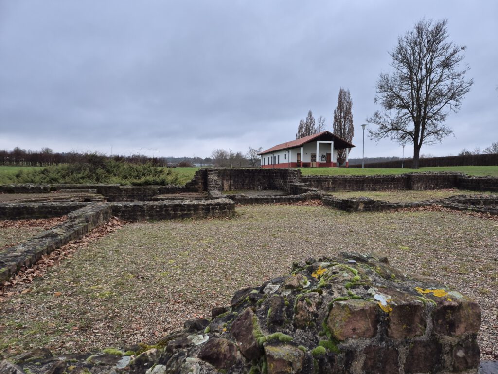 Haselburg, Blick über den Fundeamente zum Informationszentrum (Foto: Gesine Weber)