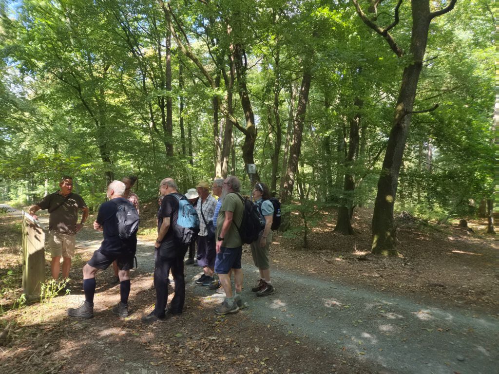 Die Gruppe der AGiH mit Prof. Dr. Detlef Gronenborn am michelsbergerzeitlichen Wall auf dem Kapellenberg. Foto: G. Weber.