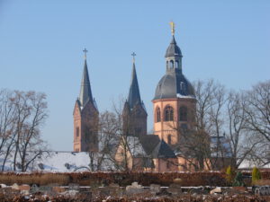 Die aufragenden Türme der Basilika St. Marcelliuns und Petrus in Seligenstadt.