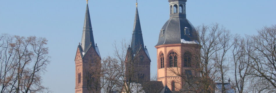 Die aufragenden Türme der Basilika St. Marcelliuns und Petrus in Seligenstadt.