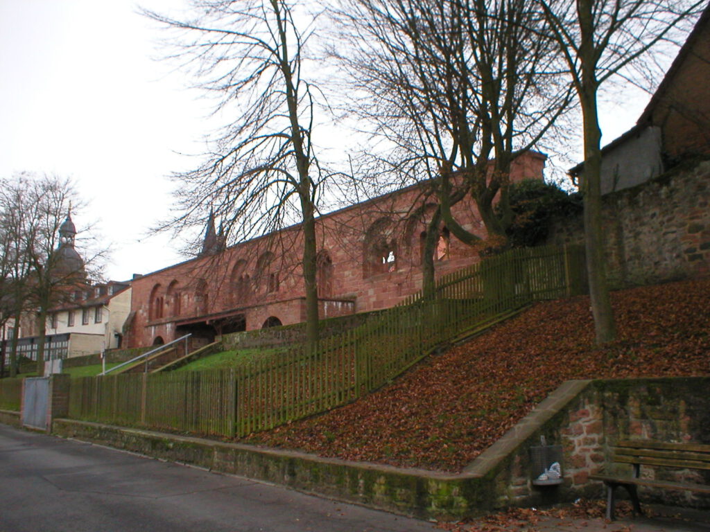 Das Palatium in Seligenstadt liegt in repräsentativer Lage am Mainufer.