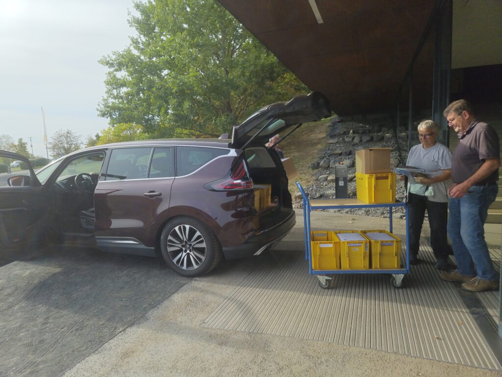 Postkisten beim Verladen.