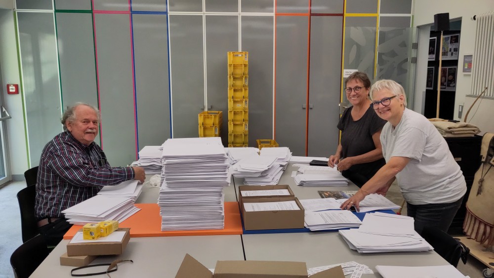 Mitglieder des Vorstands beim Eintüten der Einladungen.
